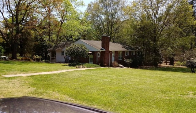 Private & Peaceful w/Hot Tub, Fireplace, Popcorn Machine. 15 Mins to Everything