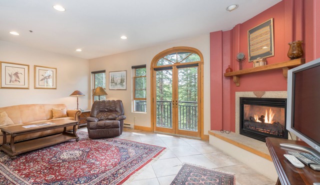 Private Pet-Friendly 3-Bedroom Mountain Village Escape With Pool, Hot Tubs