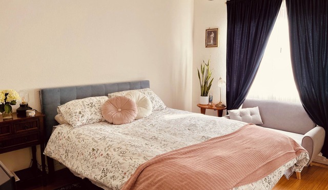 Private pet-friendly bedroom in charming Santa Clarita