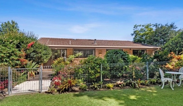 Private pet-friendly garden paradise, a 3 minute walk to Wimbie Beach