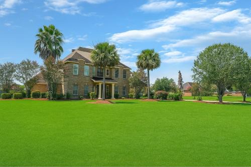 Private Pet-Friendly Suite with Movie Theater & Pond View and Access