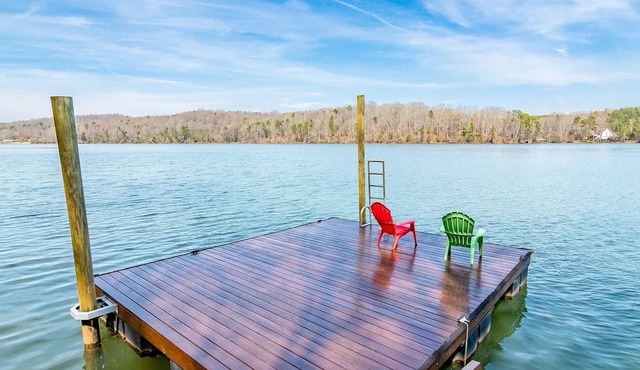 Private, pet friendly lakefront house on Lake Lookout Shoals.