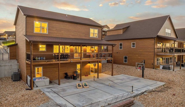 Private PICKLEBALL Court! Hot Tub! Lake View!