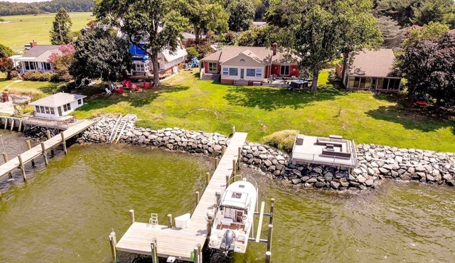Private pier at multi-suite waterfront home on the Bay with Hot Tub (Open!)