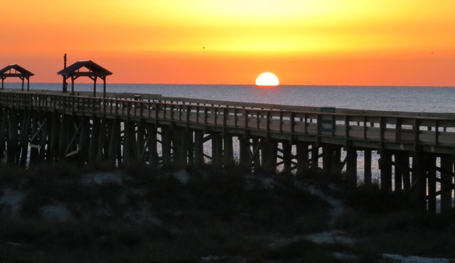 Private PIER Ground Floor Oceanfront Condo with King Bed, Tennis Courts & Pool!