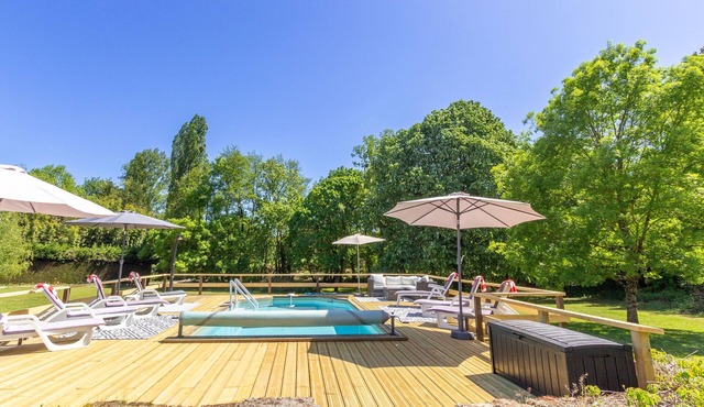 Private pool and decking, large garden, games room, short drive to town /shops