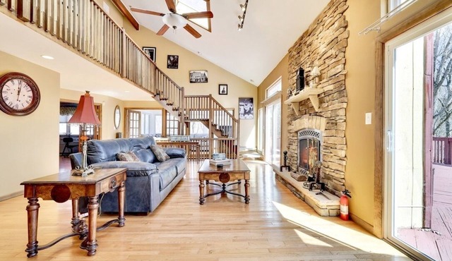 Private Poconos Cabin Retreat Near Bushkill Falls!