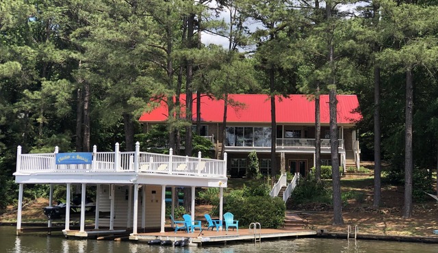 Private Point Lot! Jump Dock! Pool Table, Ping Ping! Partial Summer Weeks Avail!