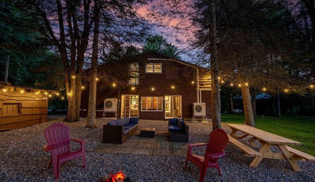 Private Pond, 18 Acres, Firepit Area, Kayak, Hiking, Dog Friendly, A/C, King Bed