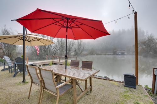 Private Pond and Dock! Cozy Cabin in Southern Oregon