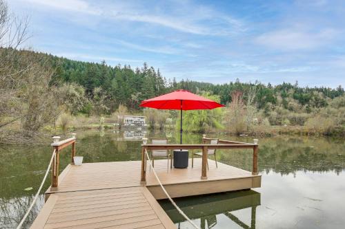 Private Pond & Dock! Cozy Cabin in Southern Oregon