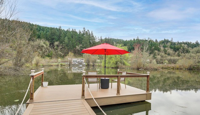 Private Pond & Dock! Cozy Cabin in Southern Oregon