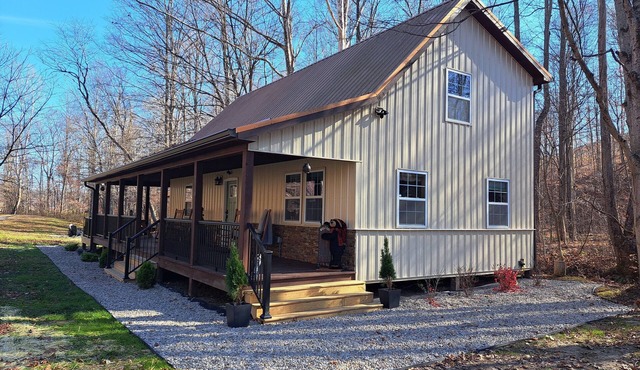 Private pond, fishing, on-site hiking, hot tub and only 15 minutes to Ash Cave!