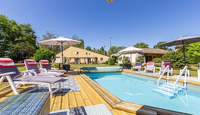 Private pool, garden, games room, all on ground floor. Near historic town, shops