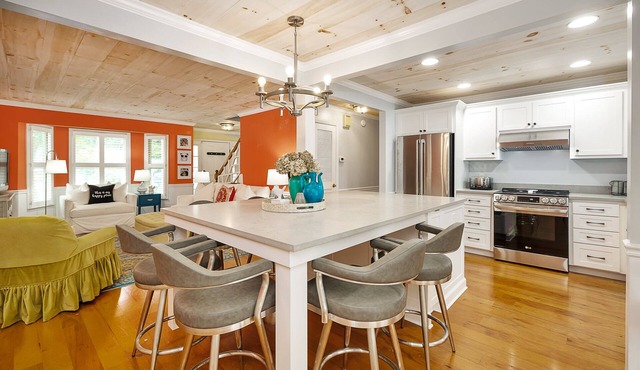 Private Pool! Quiet Neighborhood Location, Bike to Beach, Close to Shopping & Restaurants