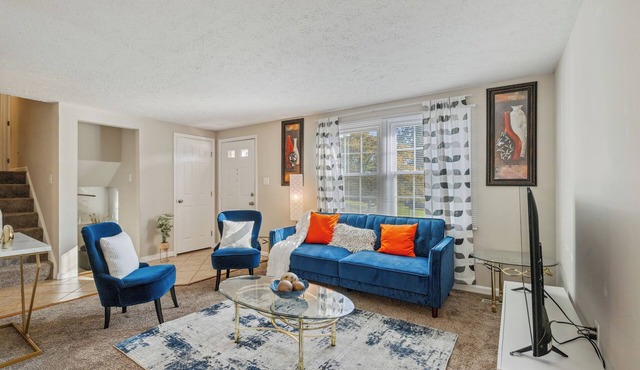 Private pool. 3-bedroom house with 5beds 1kingbed,2fullbeds &2twinbeds. DC ,VA