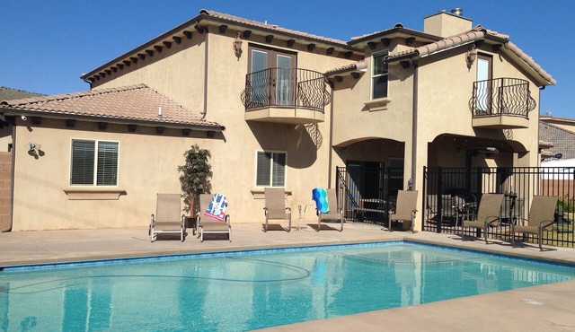 PRIVATE POOL 34'x18', 25 Minutes to Zion, Playset for Kids, 7 bdrm, sleeps 32