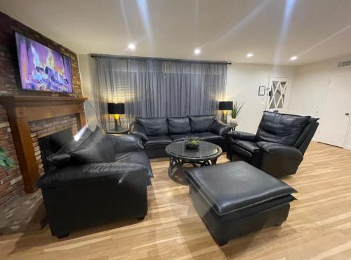 Private Pool 4BR Family Retreat - Patio, Outdoor Dining, BBQ Grill, & Free Parking - Sleeps 8