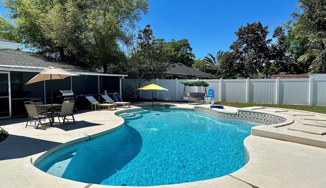 Private Pool 4BR Retreat Sleeps 10 Near Orlando Attractions