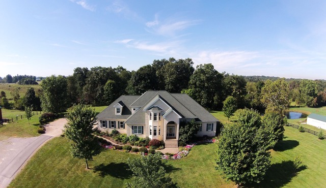 Private pool and fishing pond. Luxurious estate with 6 bedrooms and 6 bathrooms.