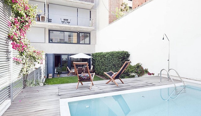 Private pool and garden 3-bedroom duplex sleeps 10 in central location