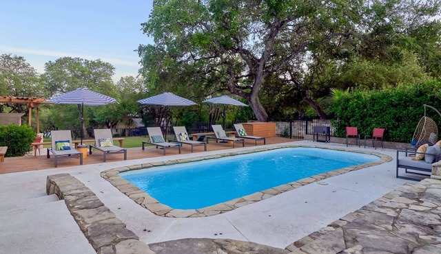 Private Pool and Hot Tub, BBQ, Walk to lake, 2 Masters, Bocce ball, Horseshoe