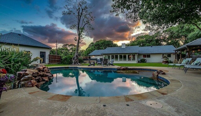 Private Pool and Spa on 1 Acre | Near DFW and Southlake