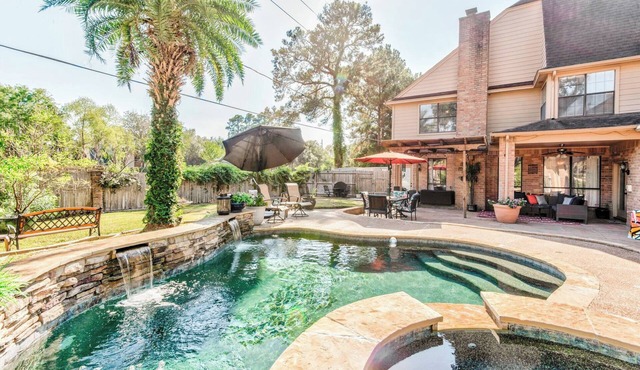 Private Pool and Spa, Spacious and Elegant, and Centrally Located Huge Estate