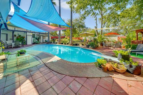 Private Pool and Yard! Massive San Antonio Villa