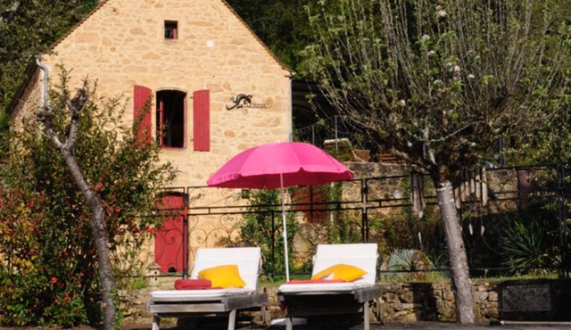 Private pool. Charming 18thC house. Peaceful but central.