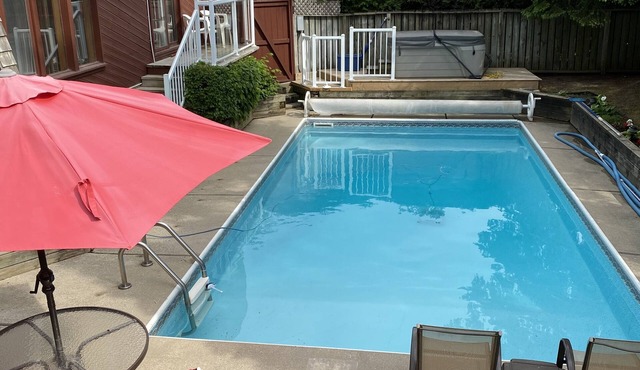 Private pool, hottub, 3 bedroom chalet near Blue Mountain Village, Collingwood
