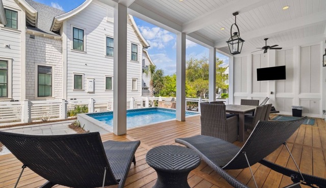 Private Pool! Carriage House! Two Golf Carts!