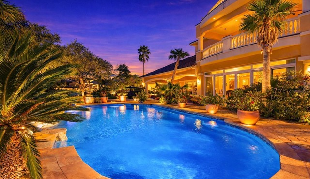 Private Pool Casita Near Alamo Heights | King Bed | Quiet, Central San Antonio | Full Kitchen, Grill