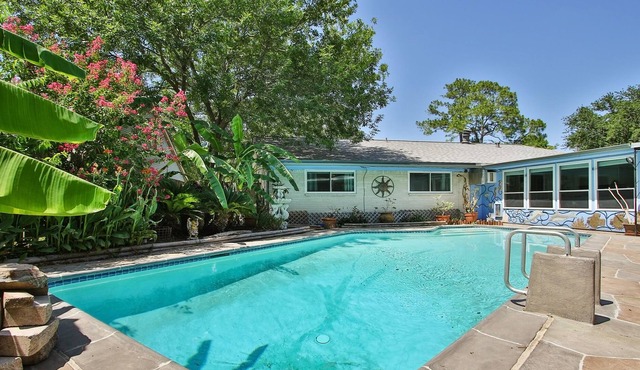 ✨Private Pool, City Oasis, King Suite, Hot Tub, & Bar✨