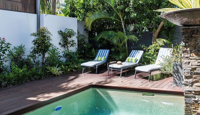 PRIVATE POOL - DECKS - WALK TO BEACH