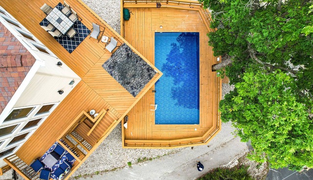 Private Pool, Dock, Lots of Deck Space, Amazing Views, Quiet Location, Lots of Space