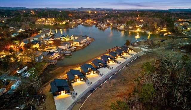 Private Pool, Dock, Movie Room on Lake Hamilton