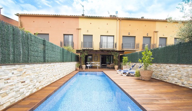 Private pool and 100m to village center! No car!