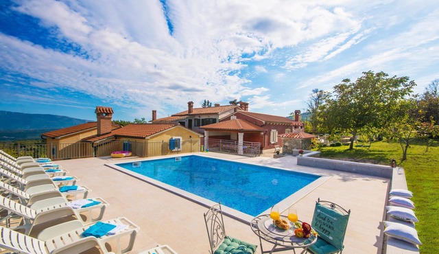 Private pool, family-friendly - reopened in 2019!