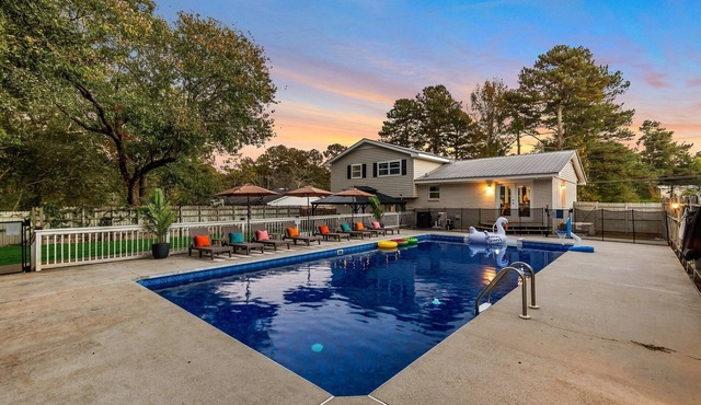 Private Pool & Fire Pit w/Gazebo & Grill. Family Friendly 4 bedroom home.