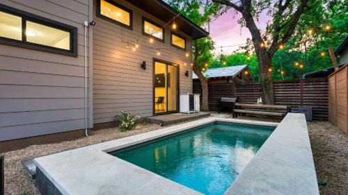Private Pool Firepit Patio Steps to East Austin Dining Music Art Murals