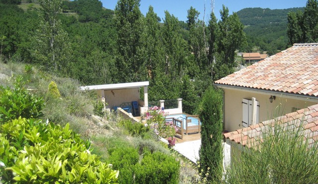 Private pool for 4 people, air conditioning, landscaped garden and superb view