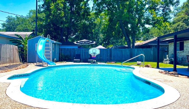 Private Pool, Game Room, King Bed, Sleeps 10, Baytown Home with WiFi & Parking