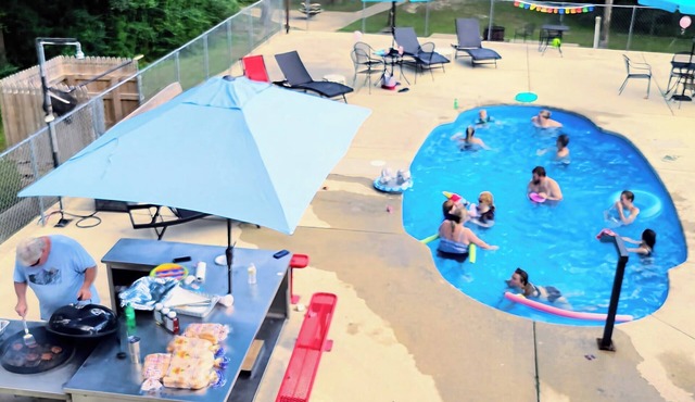 Private POOL, Game Room, Sleeps up to 16, Optional Hot Tub, River Front Home