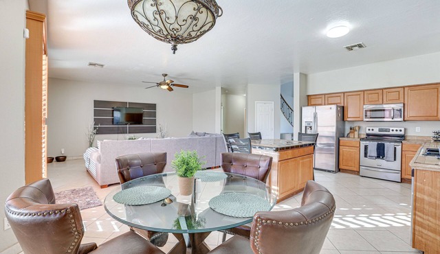 Private Pool & Game Room: Spacious Phoenix Retreat
