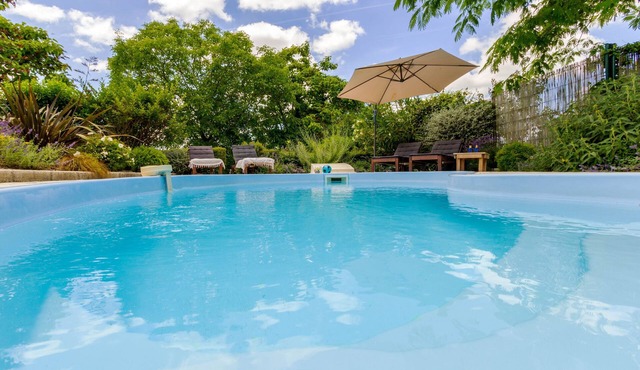 Private pool, garden, walk to restaurants, markets, and shops in a historic town