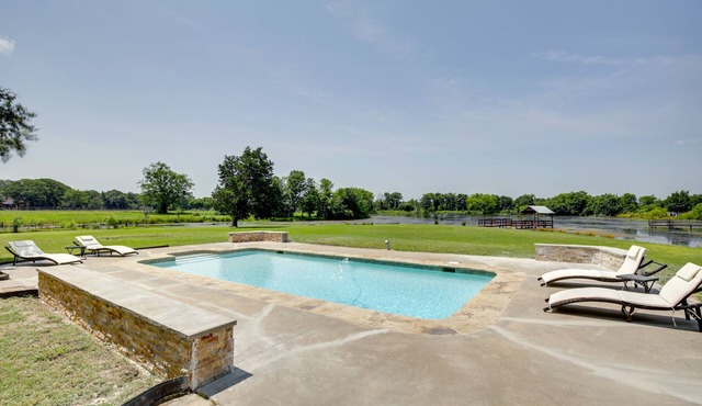 Private Pool & Guest House: Spacious Kemp Home!