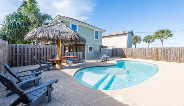 PRIVATE POOL! Heated pool. Sunset Views, Boat Parking, Clean & Tidy!