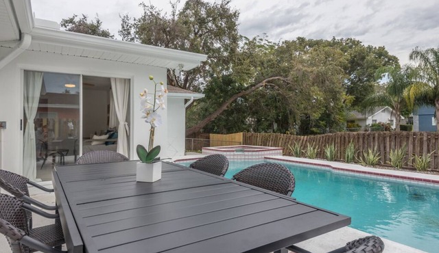 Private Pool Home, Pet Friendly, Perfect for Families & Friends