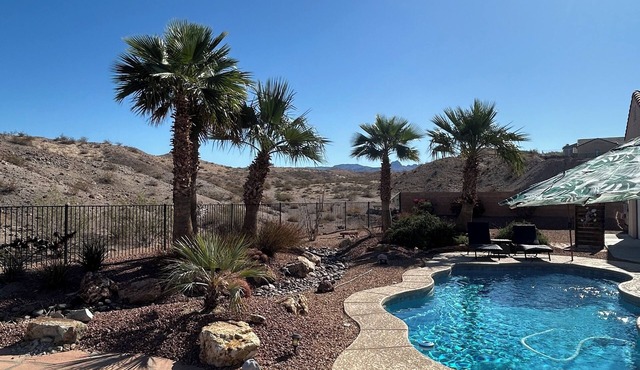 Private Pool Home minutes to Laughlin Casinos, Colorado river, Lake Mohave.